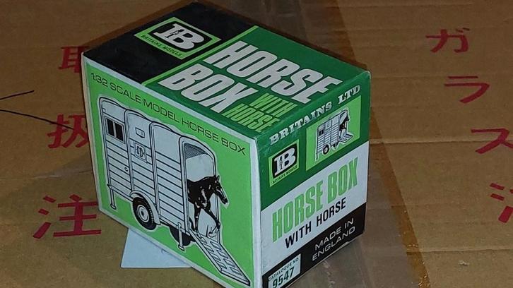 Britains 9547 Veetrailer met paard, zeldzaam in mooie doos, Hobby en Vrije tijd, Modelauto's | 1:32, Nieuw, Tractor of Landbouw