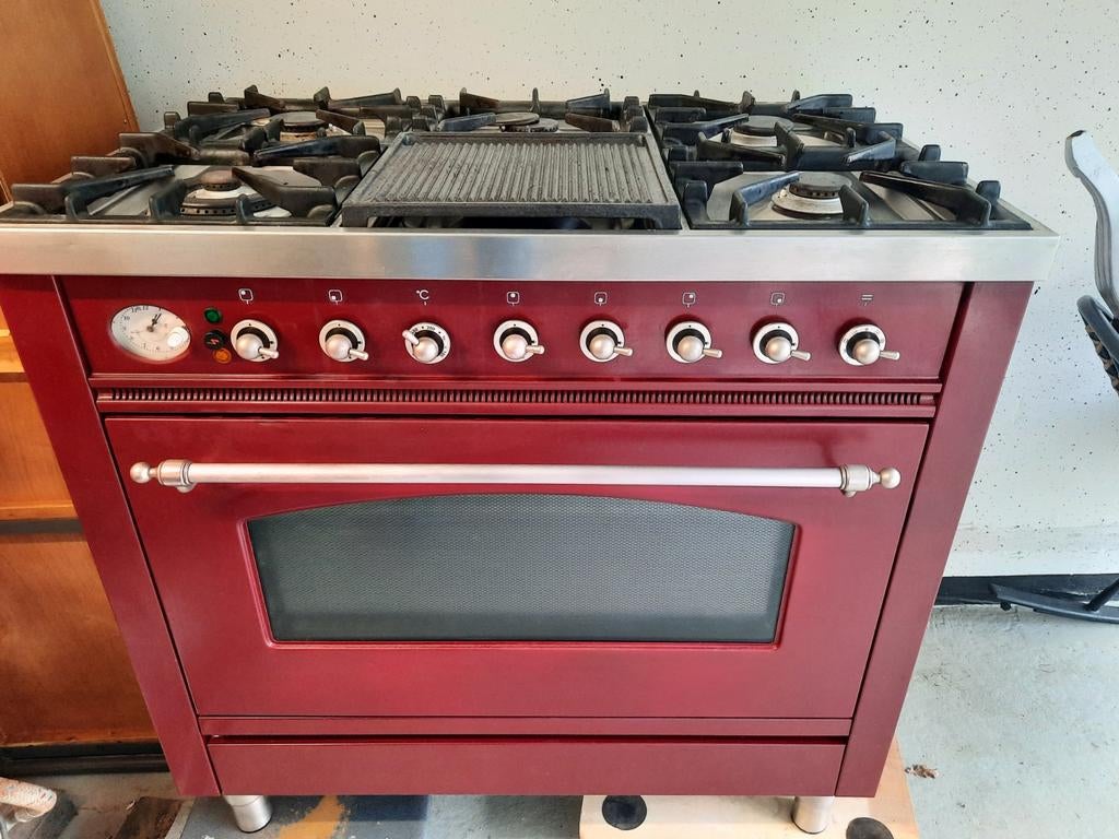 Prachtig rood fornuis met 6 gaspitten en grill, Witgoed en Apparatuur, Fornuizen, Gebruikt, Vrijstaand, Gas, 5 kookzones of meer