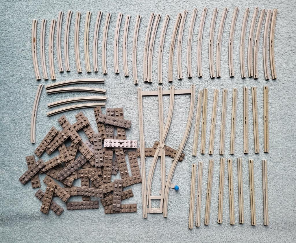 Lego trein 4,5 Volt grijze rails, wissel + bielzen., Gebruikt, Lego, Ophalen of Verzenden, Compleet