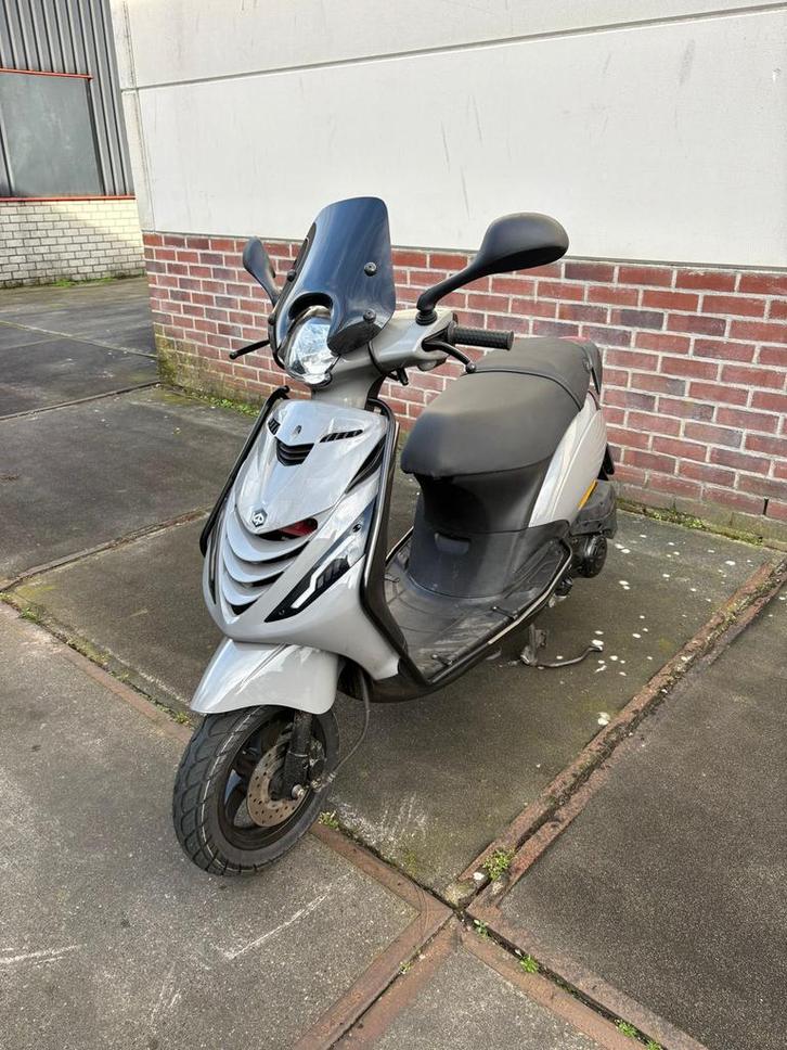Piaggo zip 3v iget 2020 nardo grey full option, Fietsen en Brommers, Scooters | Piaggio, Zo goed als nieuw, Zip, Maximaal 45 km/u