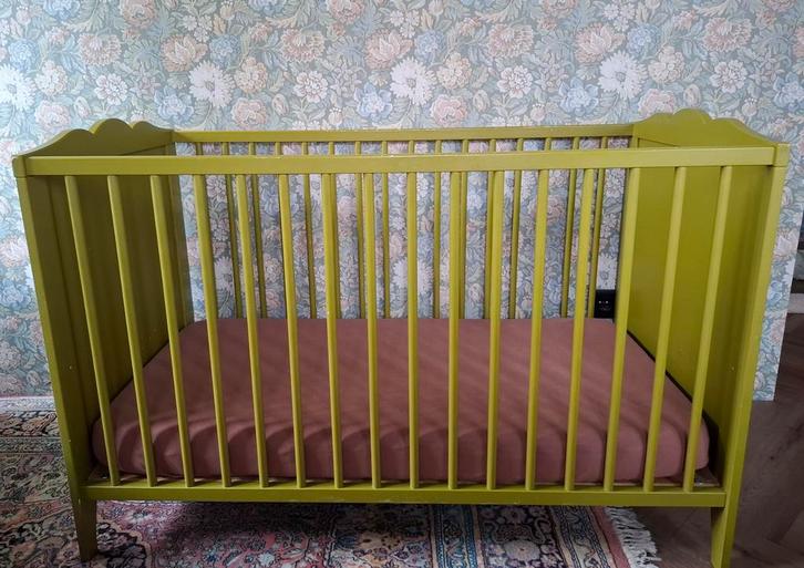 T.E.A.B. Olijfgroen ledikant. Evt. met matras en hoeslakens, Kinderen en Baby's, Kinderkamer | Bedden, Gebruikt, Minder dan 140 cm