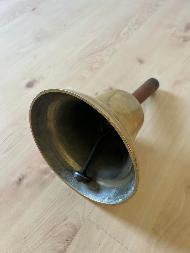 Grote schoolbel van koper, 20 cm rond, 31 cm hoog, Antiek en Kunst, Antiek | Koper en Brons, Ophalen, Koper