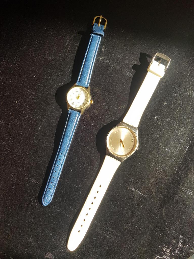 dames pols horloge Quartz en Swatch blauw wit, Overige merken, Leer, Polshorloge, Ophalen of Verzenden