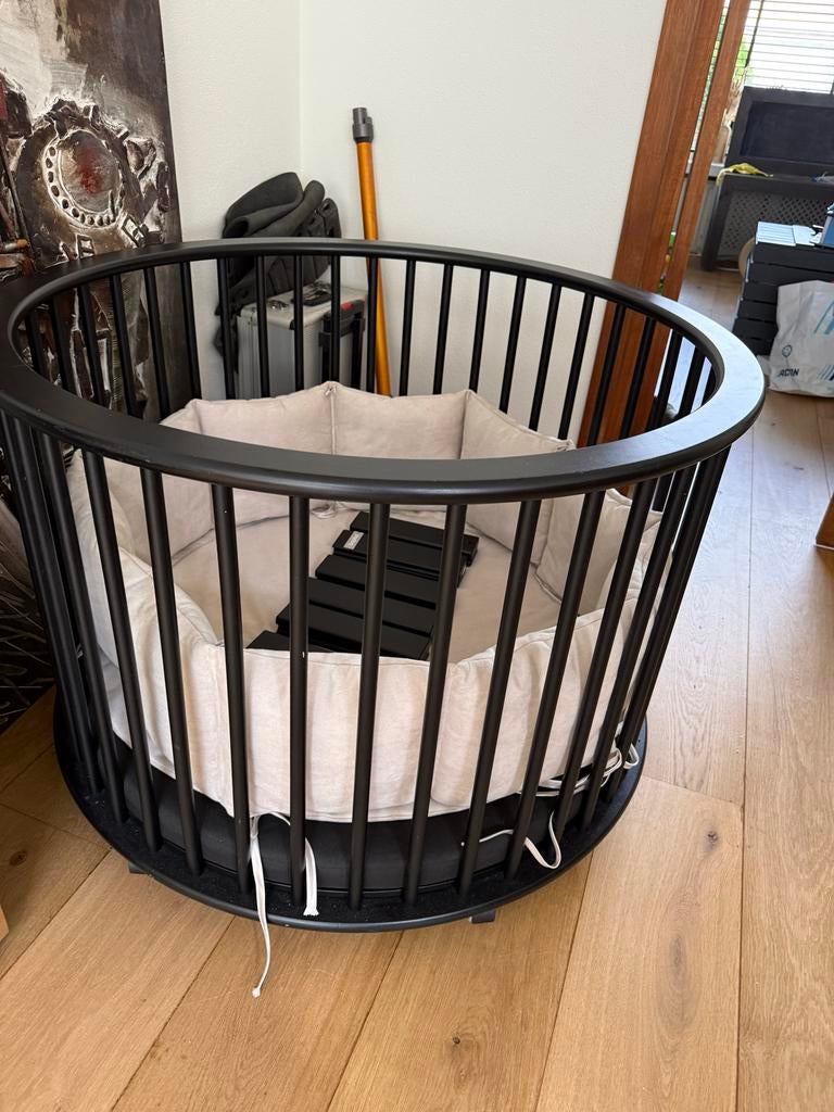 Bopita Ronde Zwarte Box met El Estilo Boxkussens, Kinderen en Baby's, Boxen, Ophalen, Zo goed als nieuw, Rond, Wieltjes