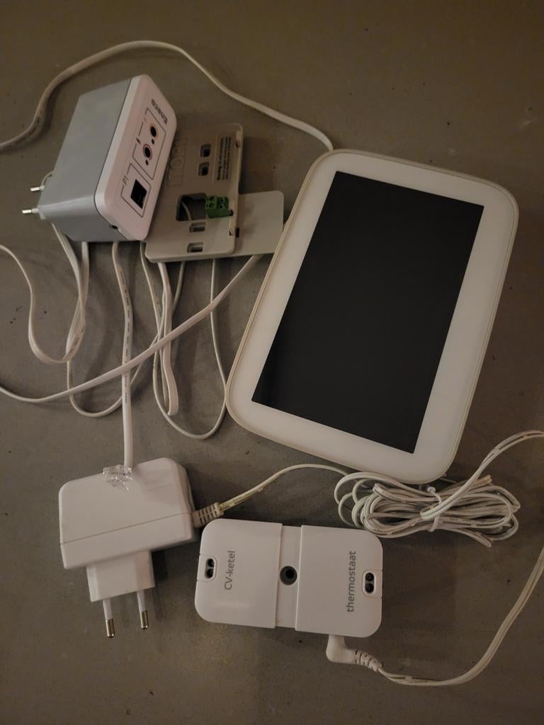 Eneco Toon 2 slimme thermostaat met toebehoren, Doe-het-zelf en Verbouw, Thermostaten, Gebruikt, Slimme thermostaat, Ophalen of Verzenden