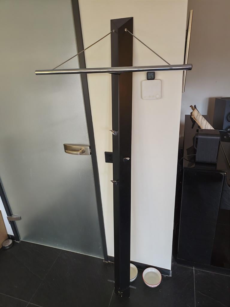 Moderne kapstok om tegen de muur op te hangen, Ophalen