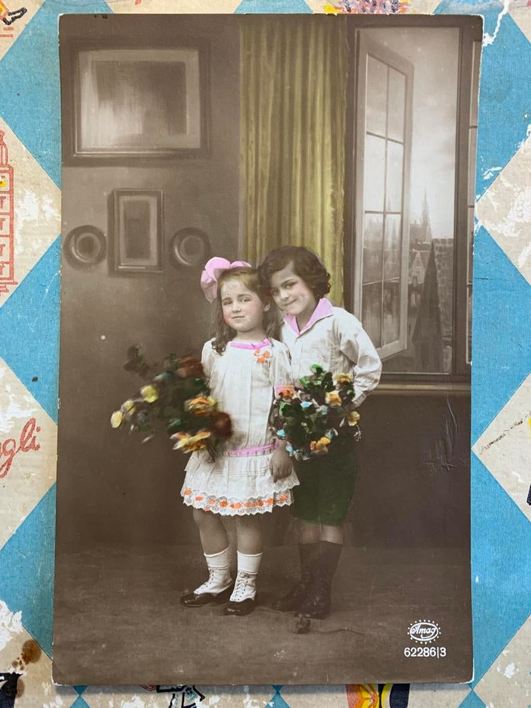 Jongen en meisje met bloemen (NN), Ophalen of Verzenden, 1920 tot 1940, Gelopen, Kinderen