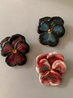 Drie oude broches bloem / viooltje, Sieraden, Tassen en Uiterlijk, Ophalen, Zo goed als nieuw, Overige kleuren, Overige materialen