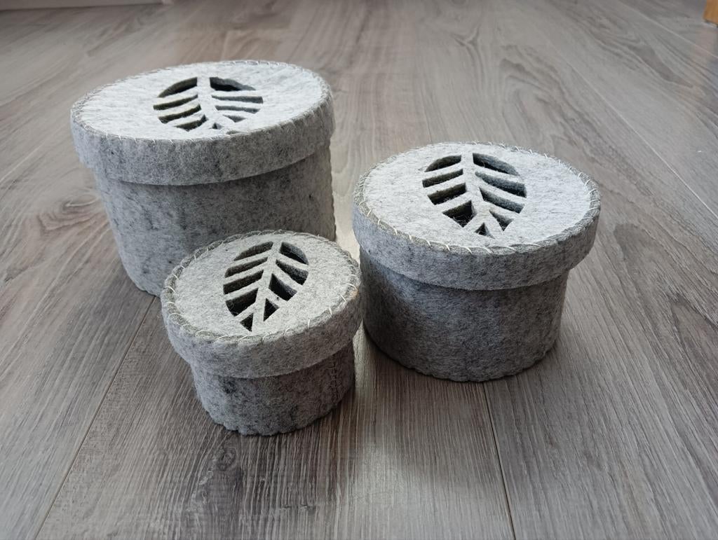 3 vilten doosjes met opengewerkte deksels, Huis en Inrichting, Woonaccessoires | Schalen en Manden, Overige materialen, Mand, Rond