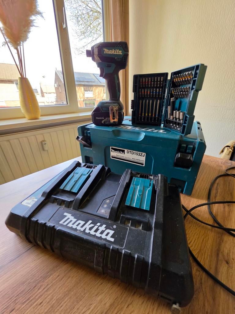 Makita DTD153 slagschroevendraaier set met lader en koffer, Gebruikt, Variabele snelheid, Ophalen of Verzenden, Boor- en Schroefmachine