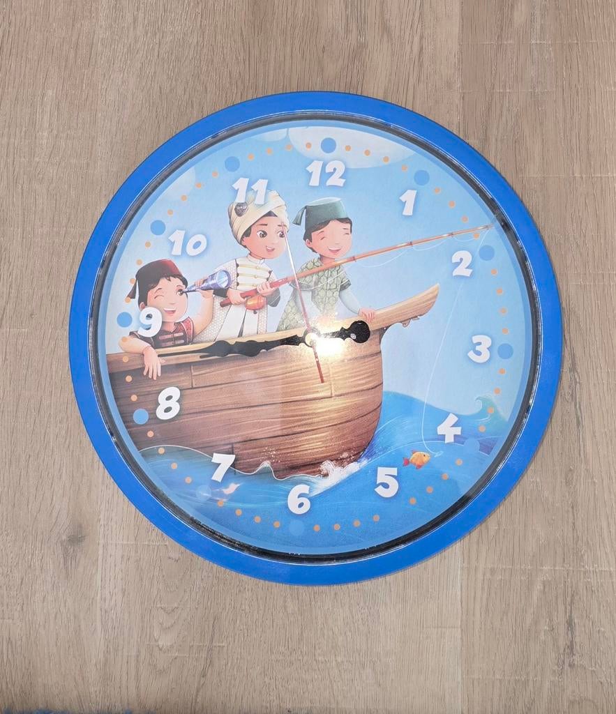 Leuke kinder wandklok met bootje en vissende jongens, Ophalen, Zo goed als nieuw, Analoog, Wandklok