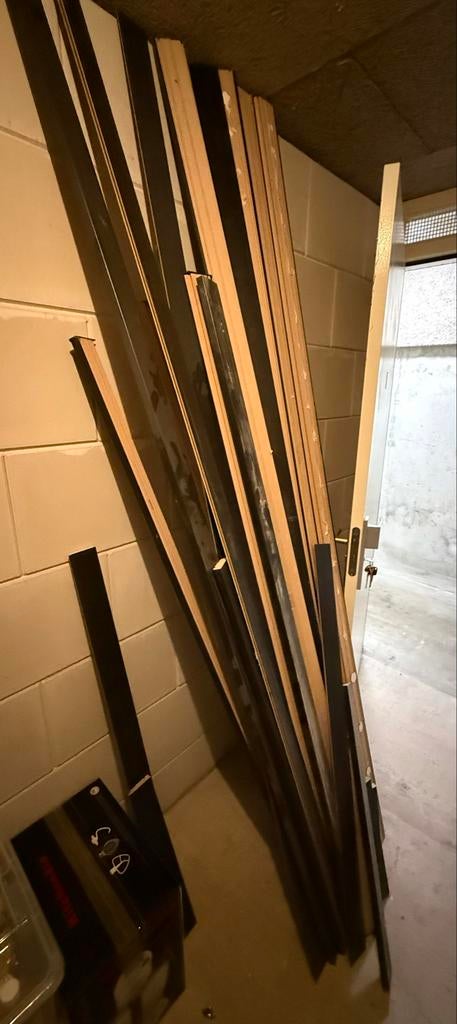 Zwarte plinten circa 100m, Doe-het-zelf en Verbouw, Hout en Planken, Ophalen, Gebruikt, 25 tot 50 mm, 300 cm of meer