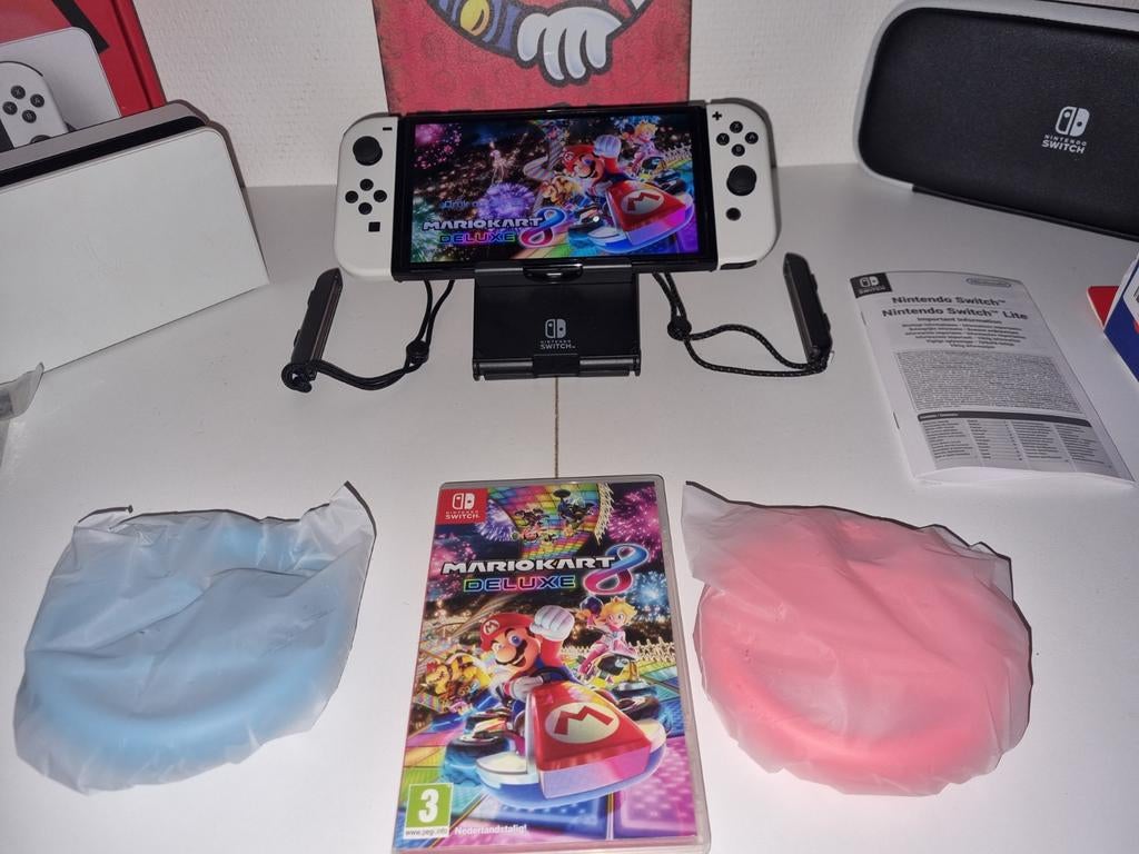 NINTENDO SWITCH OLED (2024) MARIO KART BUNDEL, Switch OLED, Gebruikt, Met 2 controllers, Ophalen of Verzenden