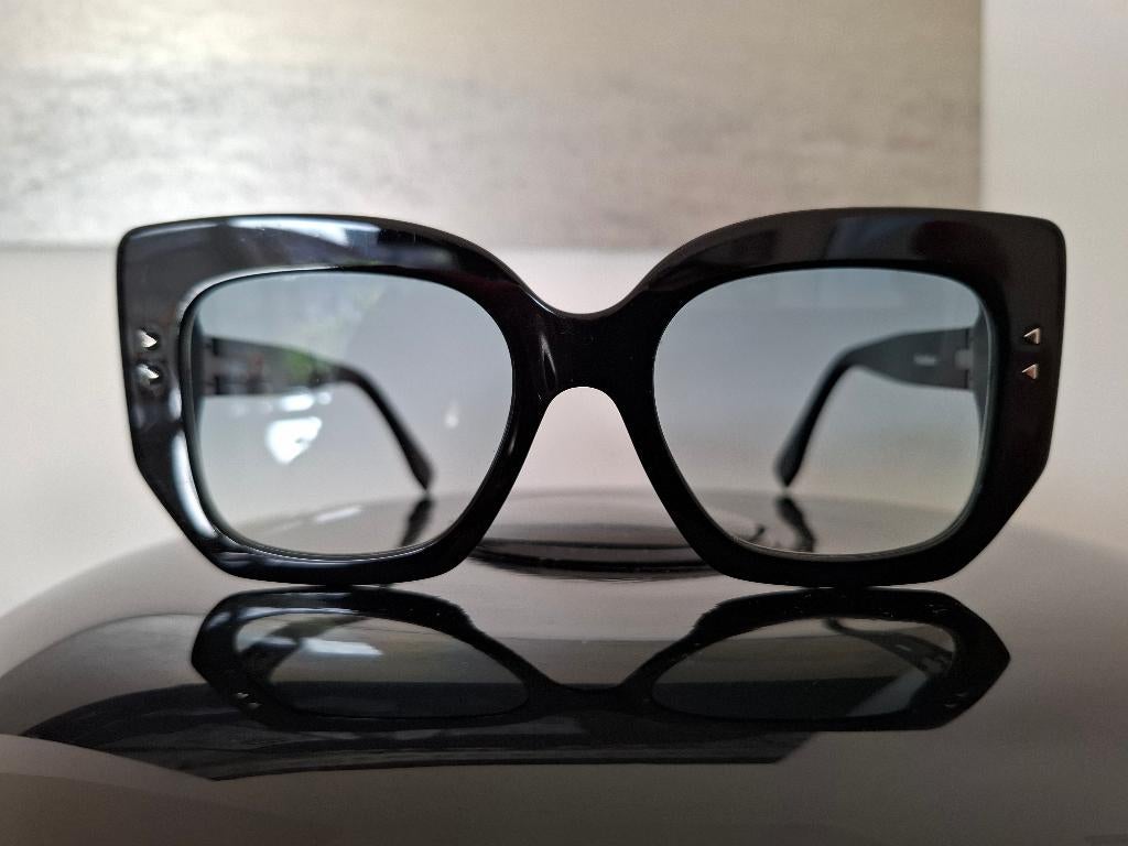 Fendi zonnebril twv € 399, Sieraden, Tassen en Uiterlijk, Zonnebrillen en Brillen | Dames, Overige merken, Zonnebril, Verzenden