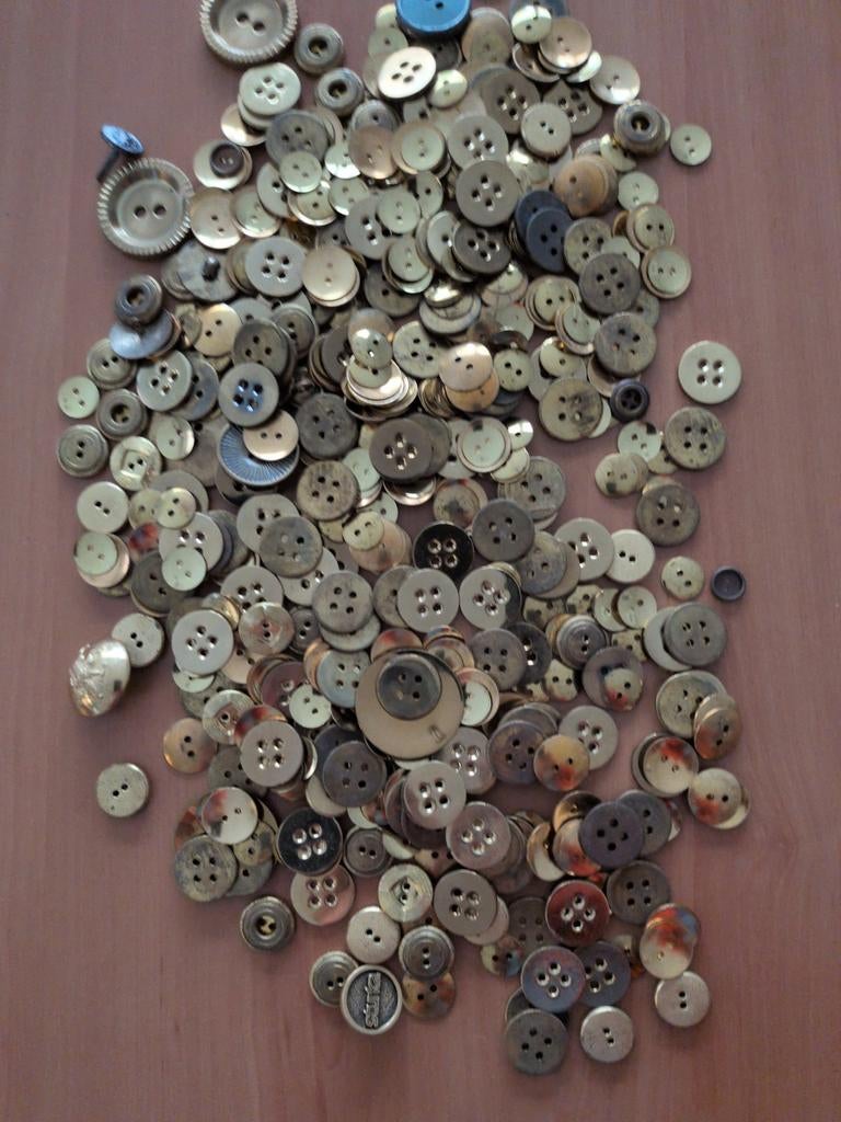 Grote partij knopen in diverse maten en alleen koper kleurig, Ophalen of Verzenden, Gebruikt, Knoop of Knopen