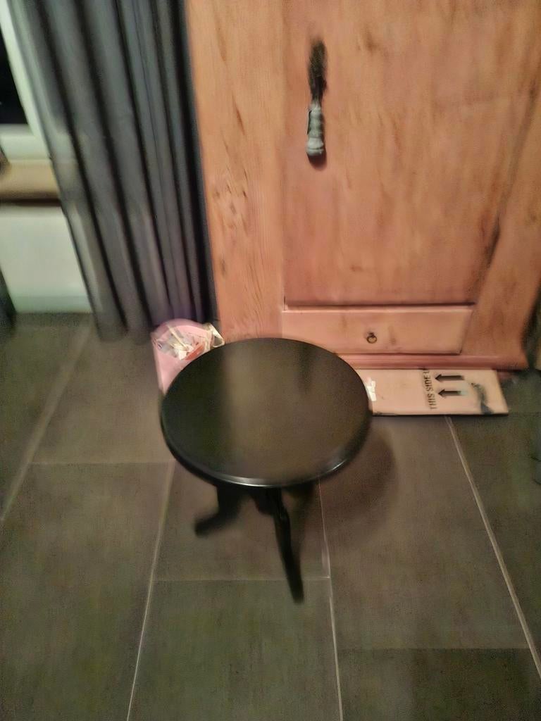 Mooie zwarte bijzettafel met een ronde bovenkant en drie pot, Huis en Inrichting, Tafels | Bijzettafels, Ophalen of Verzenden