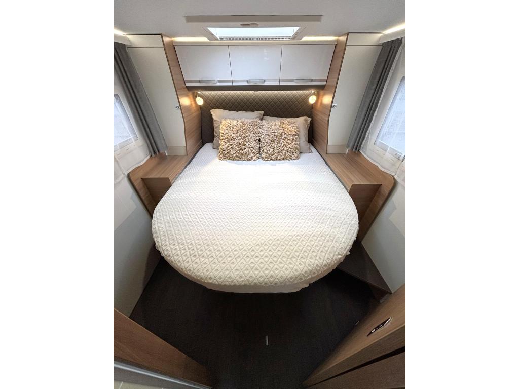 Adria Matrix Plus 670 DC QUEENSBED + HEFBED + FACE TO FACE, Fiat, 7 tot 8 meter, Bedrijf, Adria
