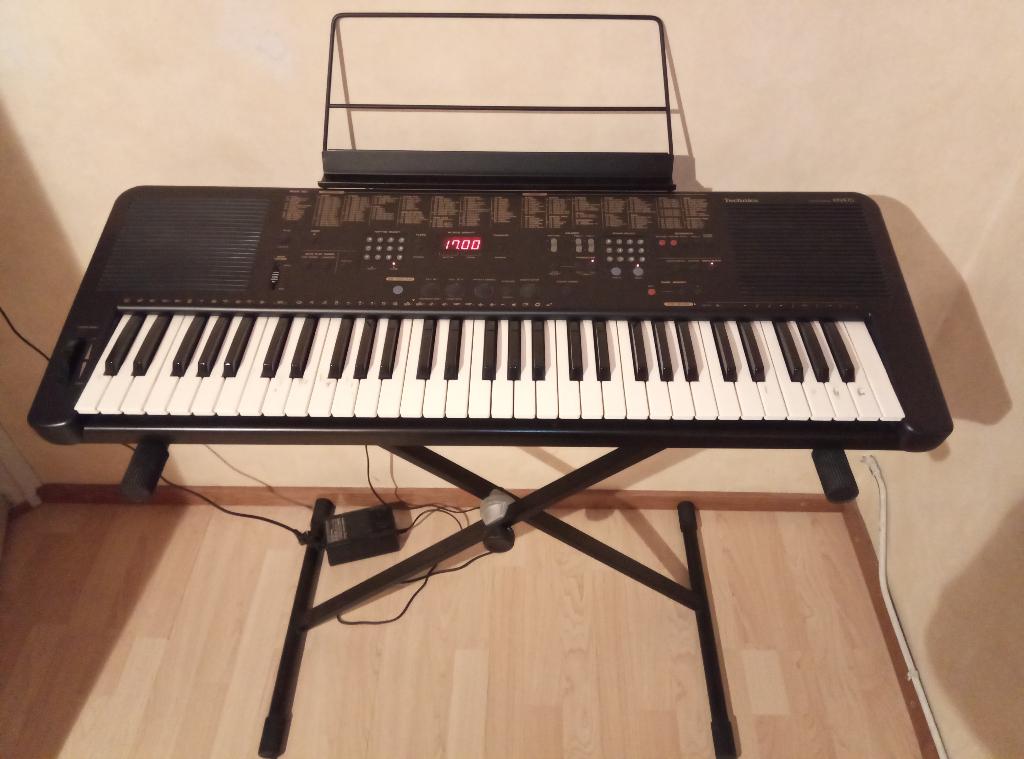 Keyboard Technics KN470, Muziek en Instrumenten, Keyboards, Ophalen, 61 toetsen, Met standaard, Zo goed als nieuw