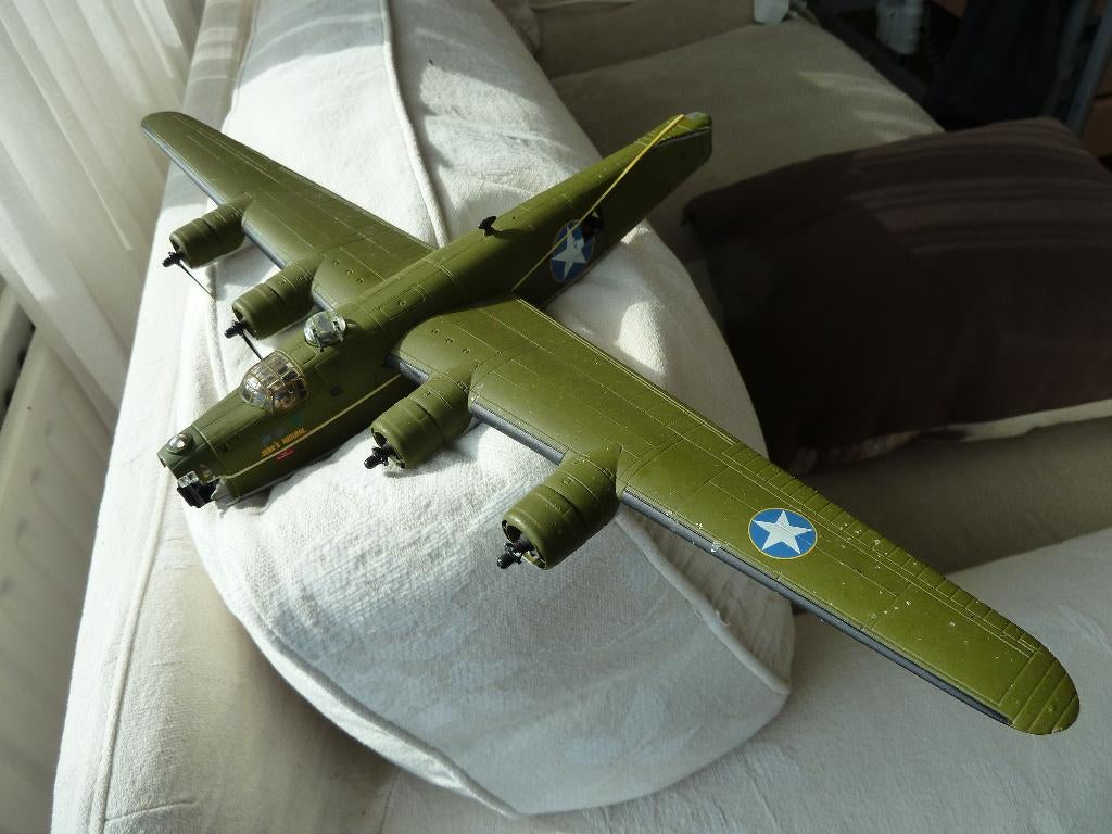 CORGI B 24: zwaar METALEN MILITAIR VLIEGTUIG ( incompleet), Overige merken, Gebruikt, Ophalen of Verzenden, Groter dan 1:72