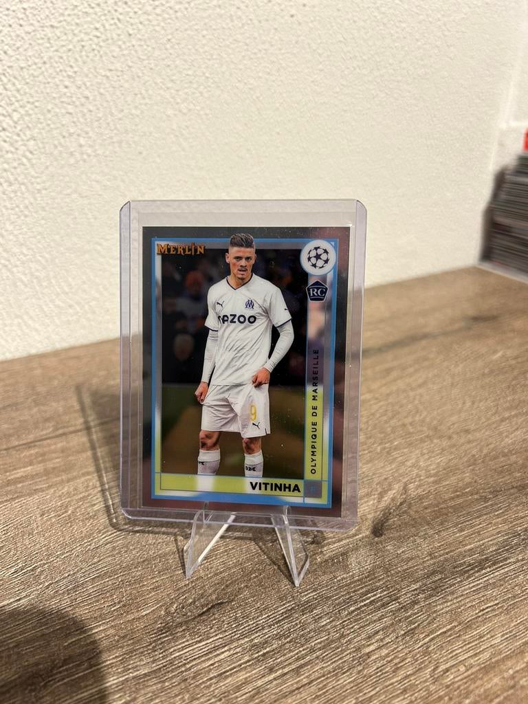 Vitinha 2022-23 Topps Merlin UCC #76 RC Rookie, Ophalen of Verzenden, Zo goed als nieuw, Buitenlandse clubs, Spelerskaart