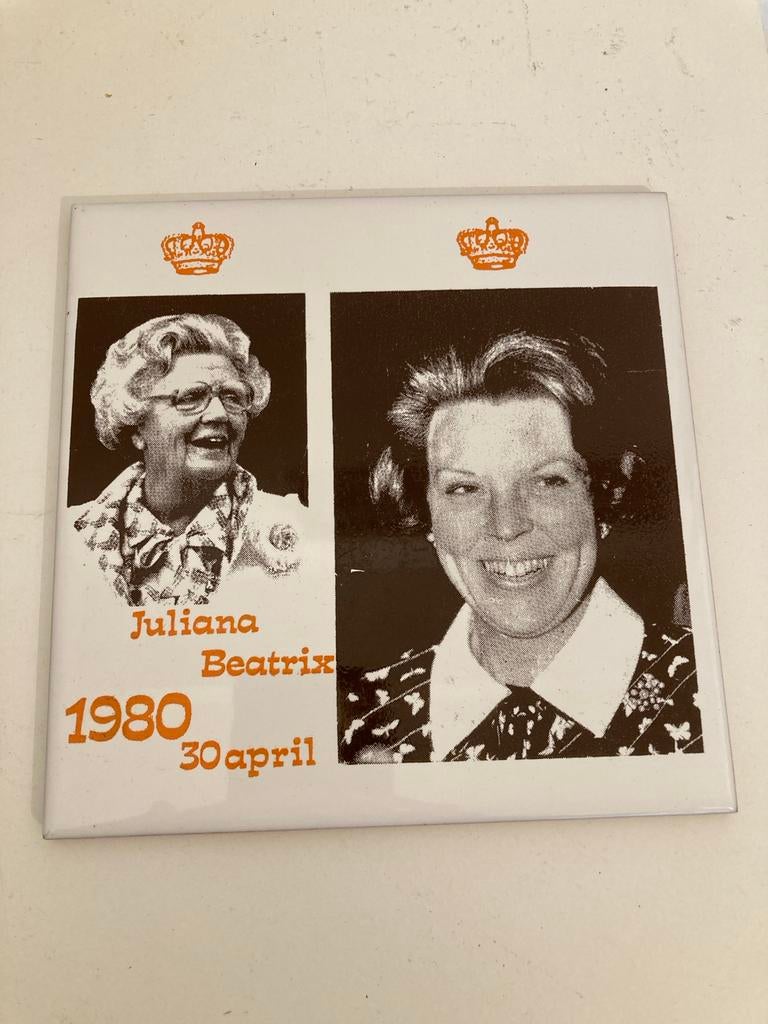 Tegel Juliana en Beatrix 1980, Ophalen of Verzenden, Gebruikt, Nederland, Overige typen