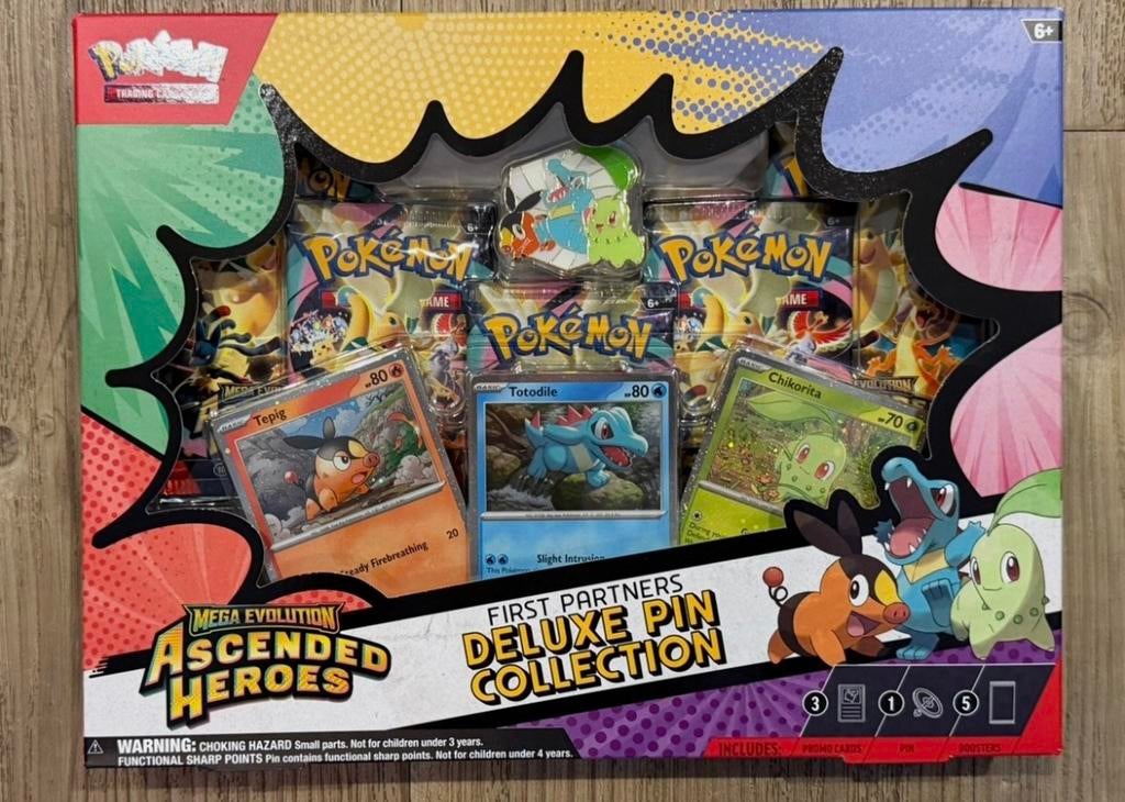 Ascended Heroes First Partners Deluxe Pin Collection Box, Ophalen of Verzenden, Nieuw, Boosterbox, Foil