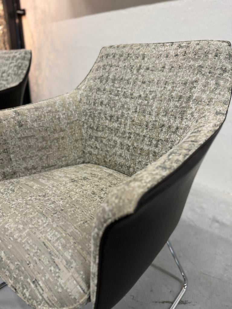 2 Showmodel Leolux Mara eetkamerstoel Stof leer Design Stoel, Huis en Inrichting, Stoelen, Leolux, Twee, Zwart, Ophalen of Verzenden
