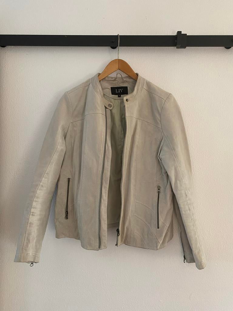 Mooi suède jasje LIV Maat 42, Beige, Maat 42/44 (L), Ophalen of Verzenden, Zo goed als nieuw