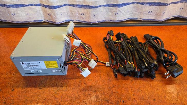 Interne 200 watt computer voeding inclusief kabels, Computers en Software, Interne voedingen, Zo goed als nieuw, Ophalen