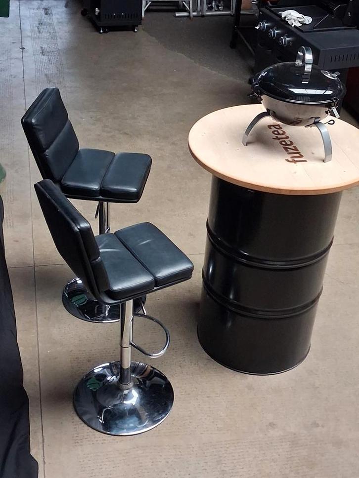 Sta tafel , 2 x barkruk en tafel bbq z.g.a.n., Huis en Inrichting, Barkrukken, Zo goed als nieuw, 60 tot 90 cm, Draaibaar, Ophalen