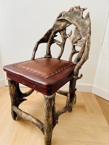 Uniek geweiset – stoelen, kapstok, wandlampen en sidetable beschikbaar voor biedingen