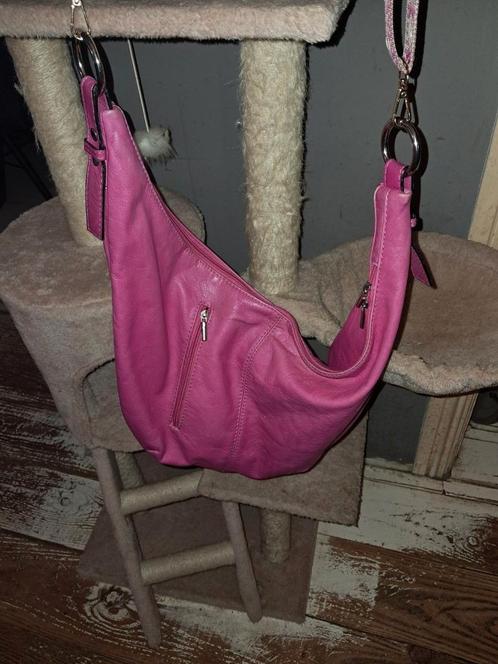 Mooie zachte echt leren tas met veel ruimte  kleur fuchsia, Sieraden, Tassen en Uiterlijk, Tassen | Damestassen, Zo goed als nieuw