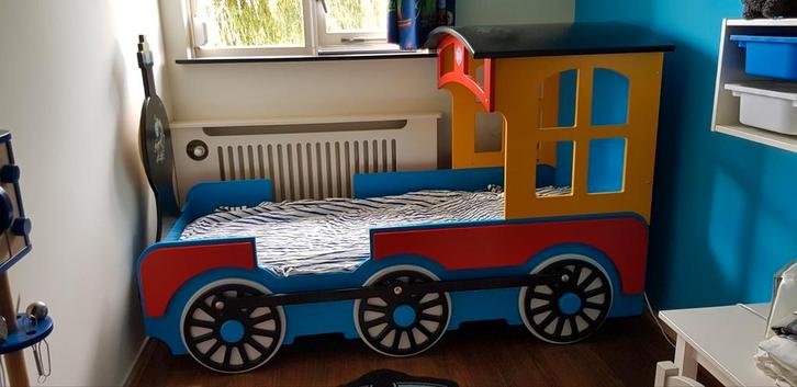 Thomas de trein bed junior, Kinderen en Baby's, Kinderkamer | Bedden, Zo goed als nieuw, 180 cm of meer, 85 tot 100 cm, Lattenbodem