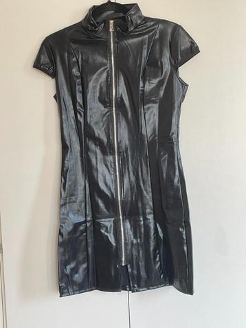 Wetlook mini jurkje met voorsluiting beschikbaar voor biedingen