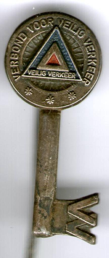Veilig Verkeer Nederland sleutel zilverkl speldje ( X_082a ), Verzamelen, Speldjes, Pins en Buttons, Zo goed als nieuw, Speldje of Pin