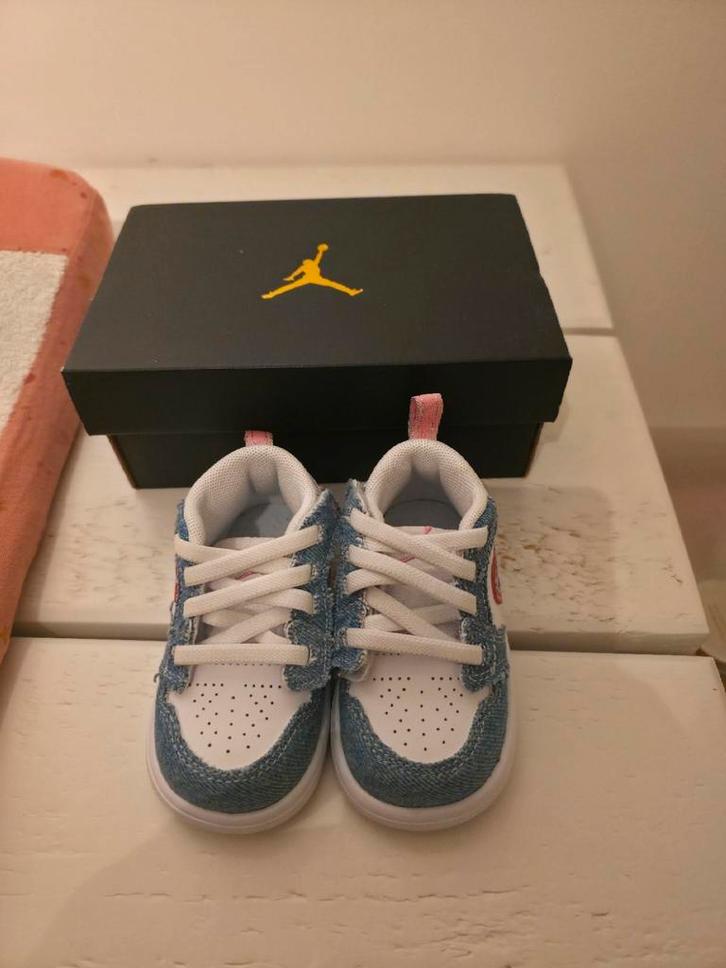 Nike Jordan 1 low alt SE cobalt bliss/pink maat 19.5 zgan, Kinderen en Baby's, Babykleding | Schoentjes en Sokjes, Zo goed als nieuw