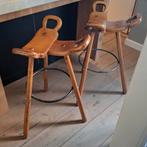 Twee houten barkrukken brutalist marbella Spanje, vintage, Ophalen, Hout, 60 tot 90 cm