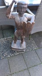 Indonesisch tropische hout sculptuur met speer en schild, Ophalen