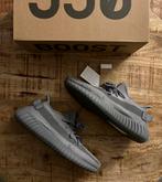 Adidas Yeezy Boost 350 V2 Steel Grey maat 44 2/3, Kleding | Heren, Schoenen, Ophalen of Verzenden, Nieuw, Overige kleuren