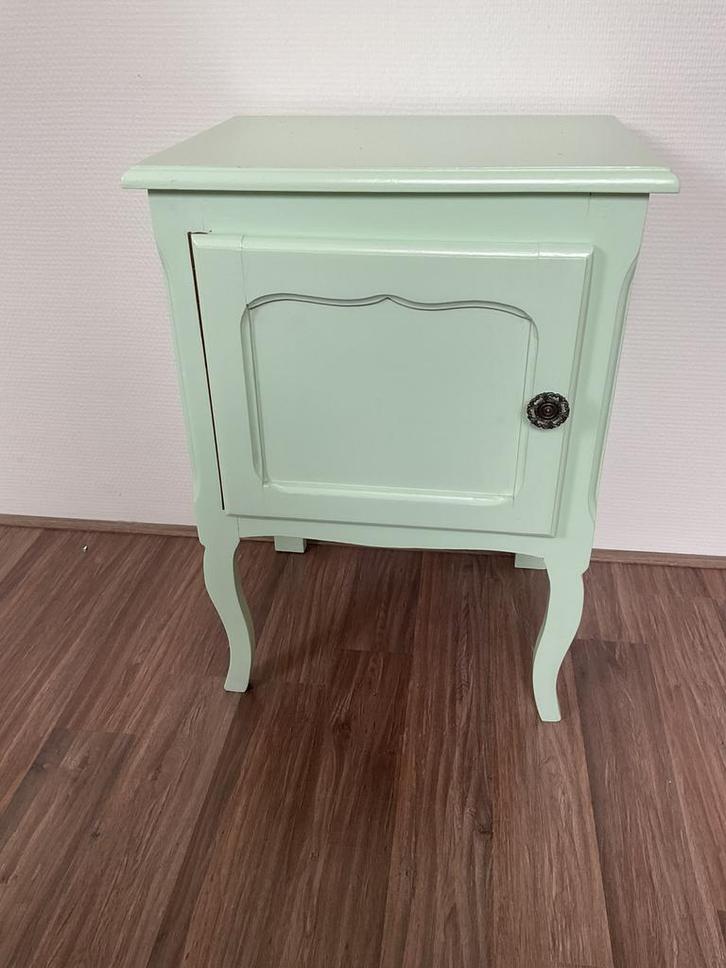 Nachtkastje, Huis en Inrichting, Slaapkamer | Nachtkastjes, Zo goed als nieuw, 55 tot 70 cm, Minder dan 45 cm, Hout, Ophalen