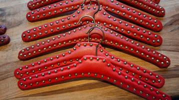 Retro Skai Kledinghangers met Studs - Diverse Kleuren beschikbaar voor biedingen