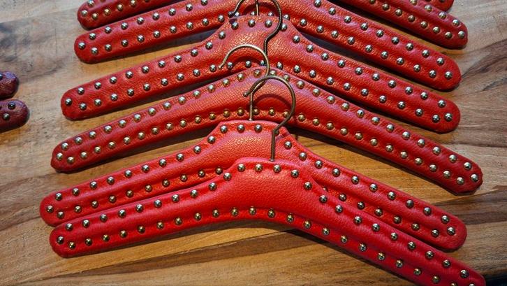 Retro Skai Kledinghangers met Studs - Diverse Kleuren, Kleding | Dames, Kledinghangers, Gebruikt, Kunststof, Volwassenen, Ophalen of Verzenden