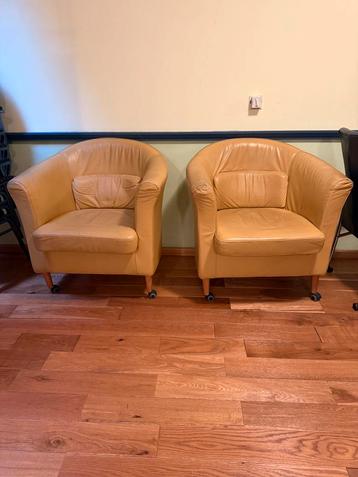 Twee leren stoelen fauteuils op wieltjes beschikbaar voor biedingen