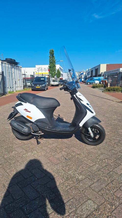 Piaggio zip sp look 5000 kilometer!, Fietsen en Brommers, Scooters | Piaggio, Zo goed als nieuw, Zip, Maximaal 25 km/u, Benzine