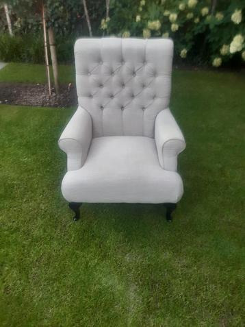 Comfortabele fauteuil met knopen beschikbaar voor biedingen