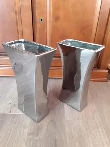2 grote vazen zilverkleurig beschikbaar voor biedingen