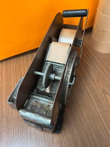 Vintage Industriele Tape Dispenser incl. 12 Rollen Papier beschikbaar voor biedingen