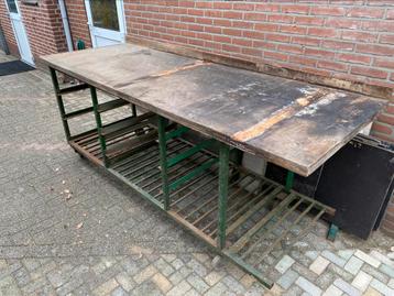 Houten werkbank met stalen onderstel op wielen beschikbaar voor biedingen