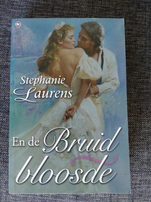 En de bruid bloosde - Stephanie Laurens - Bar Cynster deel 8, Boeken, Historische romans, Zo goed als nieuw, Ophalen of Verzenden