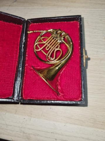 Vintage koperen muziekinstrumentjes beschikbaar voor biedingen